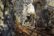 34 Un brevissimo  sentiero a dx porta alla Grotta della Cornabusa